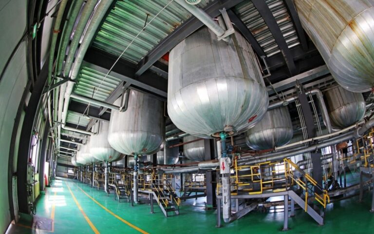 Stainless steel chemical reactor for producing high-performance concrete admixtures