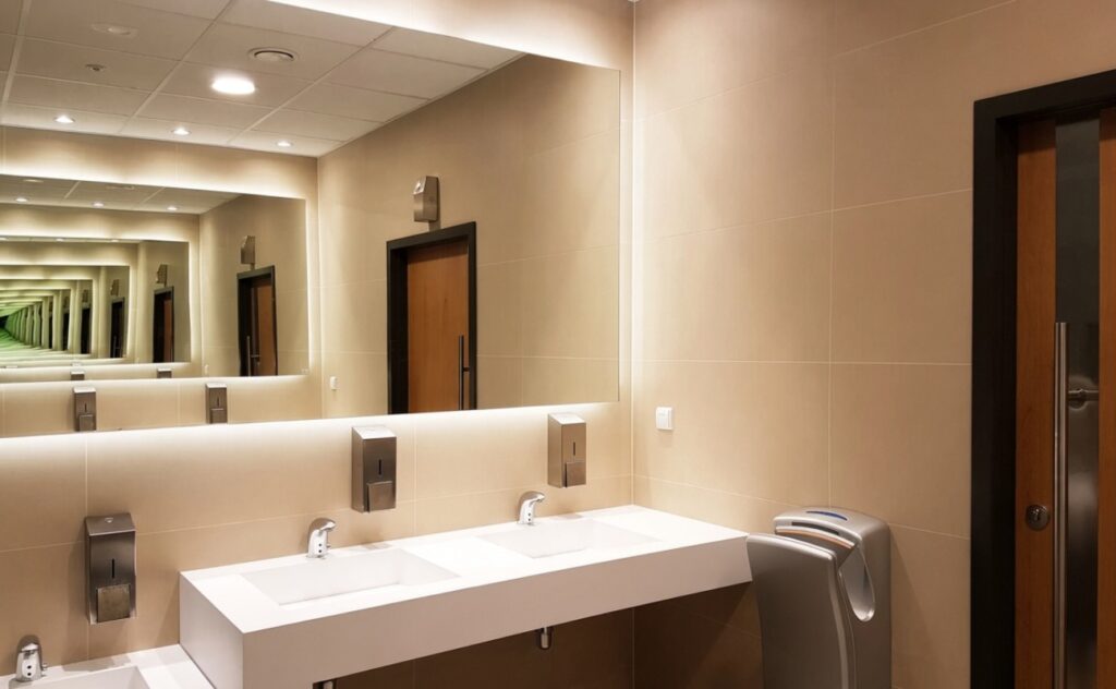 led mirror in commercial bathroom 02